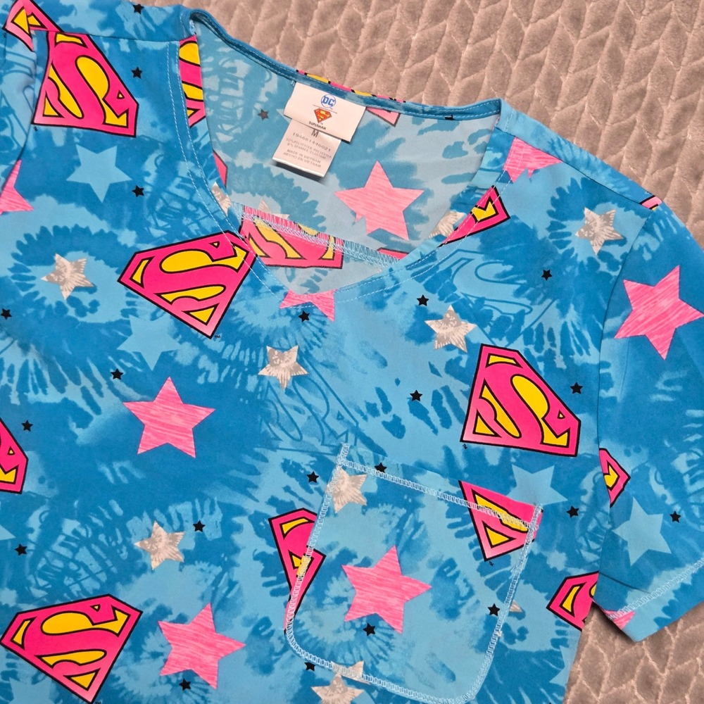 DC Superman Women Blue Tie Dye Star Scrub‎ Top V-Neck Medical Shirt M Supergirl